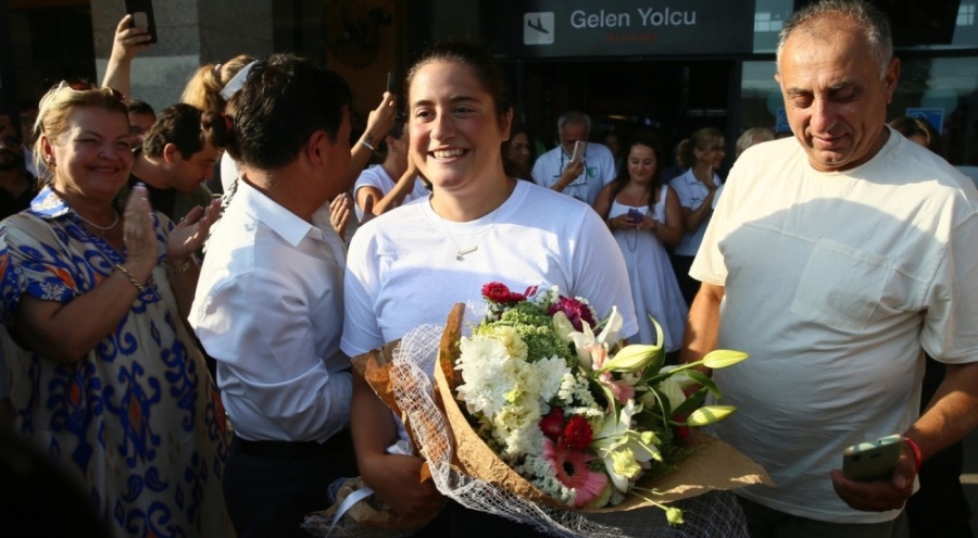Kuzey Kanalı'nı yüzerek geçen en genç Türk sporcu olan Aysu Türkoğlu, coşkuyla karşılandı