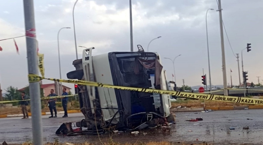 Kamyonet ile tarım işçilerini taşıyan midibüs çarpıştı: 33 yaralı