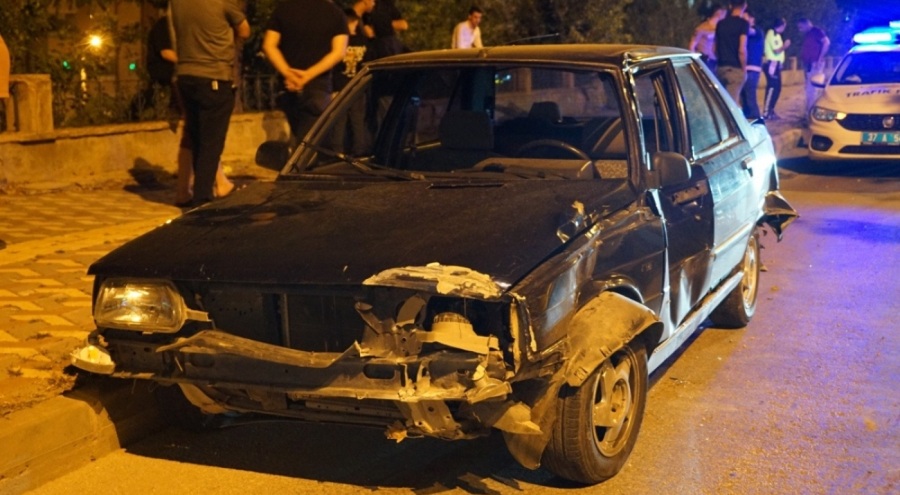 Kaldırıma çıkan otomobil bisiklet süren gençlere çarptı!