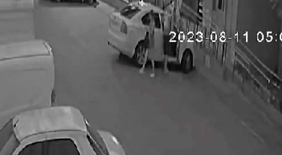 Otostop yapan kadın için durdu, önce dövdüler sonra aracını çaldılar