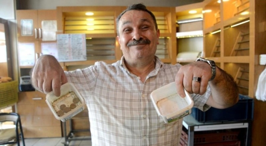 Madeni para bulamayan fırıncıdan dükkanına astığı yazıyla ilginç çözüm