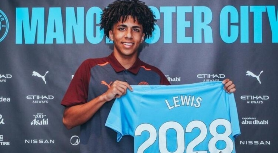 Manchester City, Rico Lewis'in sözleşmesini uzattı