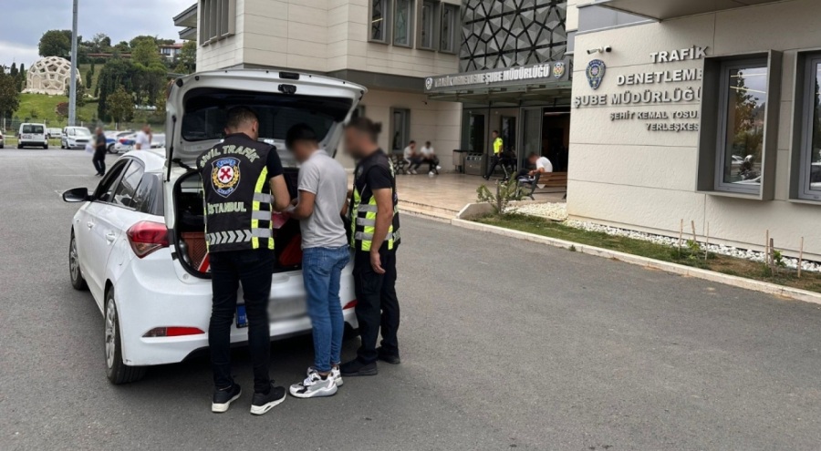 Şile Otoyolu'nda ayaklarıyla direksiyonu tutan sürücü ehliyetinden oldu