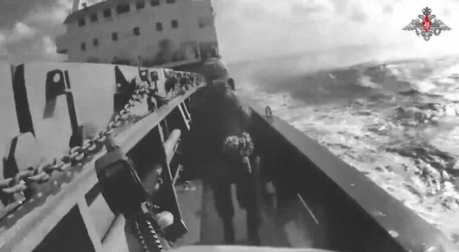 Karadeniz'de kuru yük gemisine yapılan baskın kameralara yansıdı