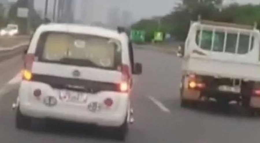 Seyir halindeki araçtan yandaki araca yumruk salladı