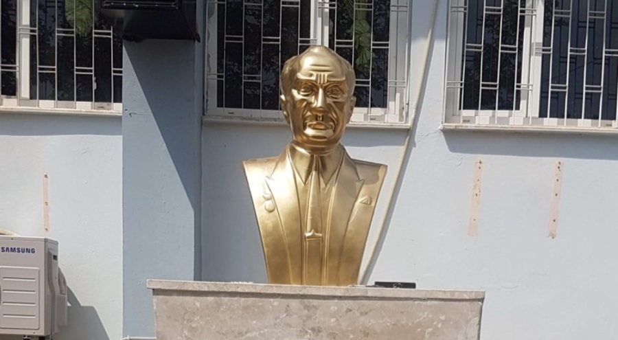 Balyozla Atatürk büstüne saldırdı!