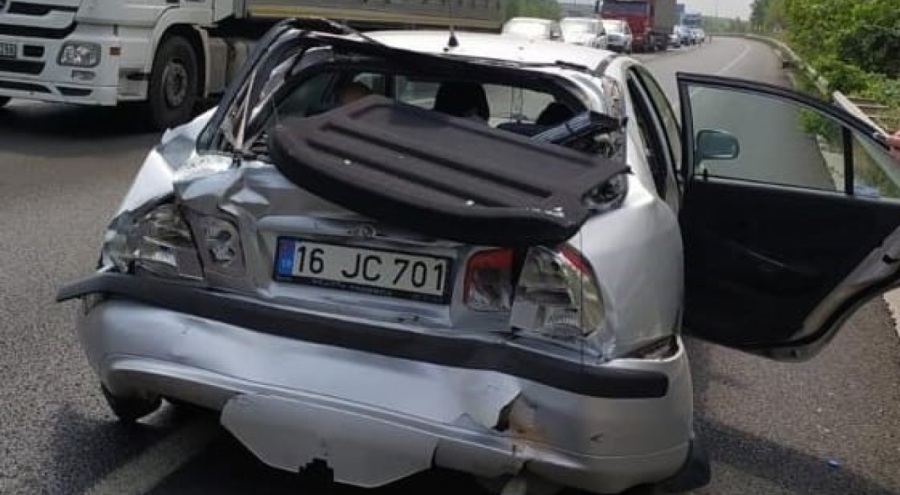 Bursa'da tırın çarptığı otomobildeki 5 kişi yaralandı