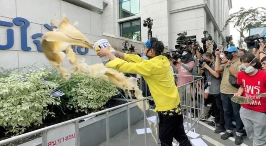 Tayland'da seçimin ardından kriz etkisini gösterdi!