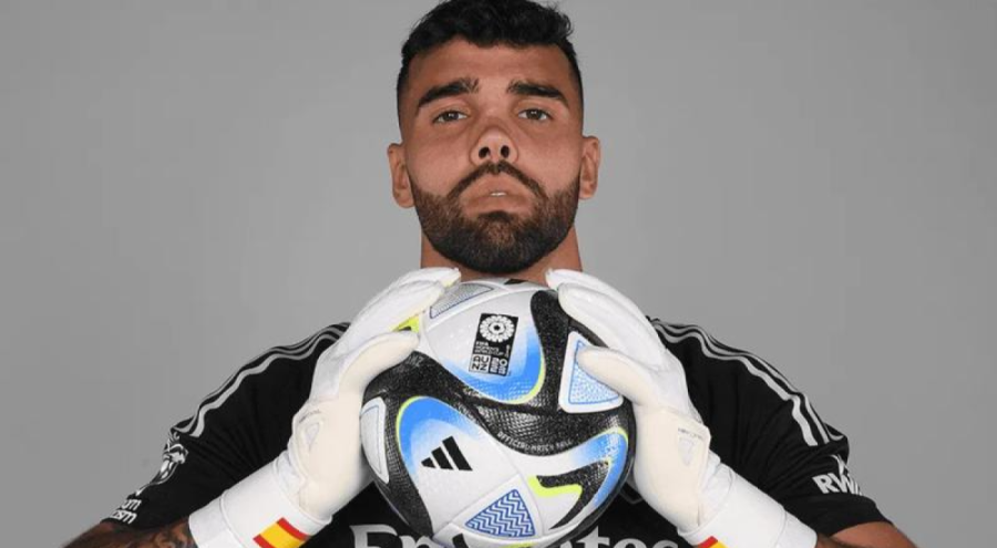 Arsenal Raya'yı renklerine bağladı