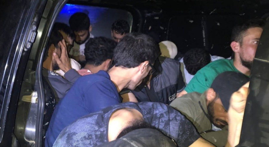 Durdurulan minibüste 22 kaçak göçmen yakalandı