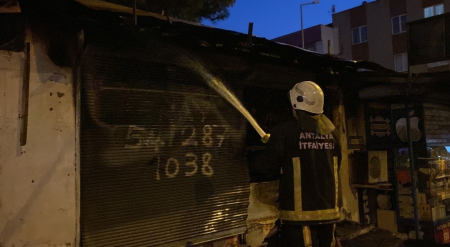 Antalya'da yangın! İki iş yeri hasar aldı