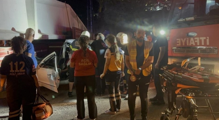 Tekirdağ'da otomobil tırın altına girdi