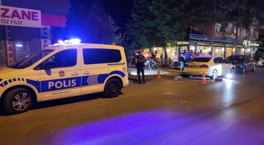 Silahlı kavgadan kaçan şüpheliler yayalara çarptı