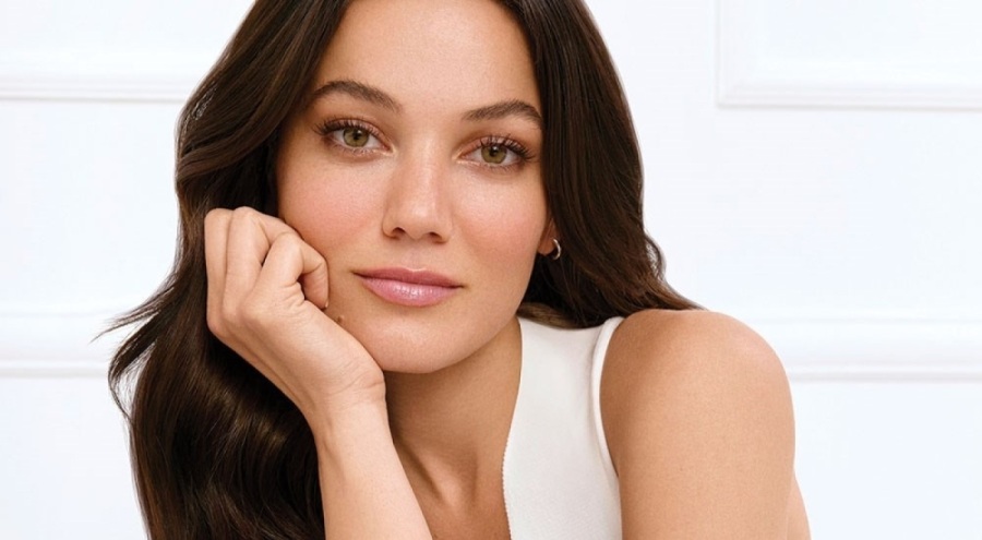 Oyuncu Pınar Deniz tektaşını gösterdi