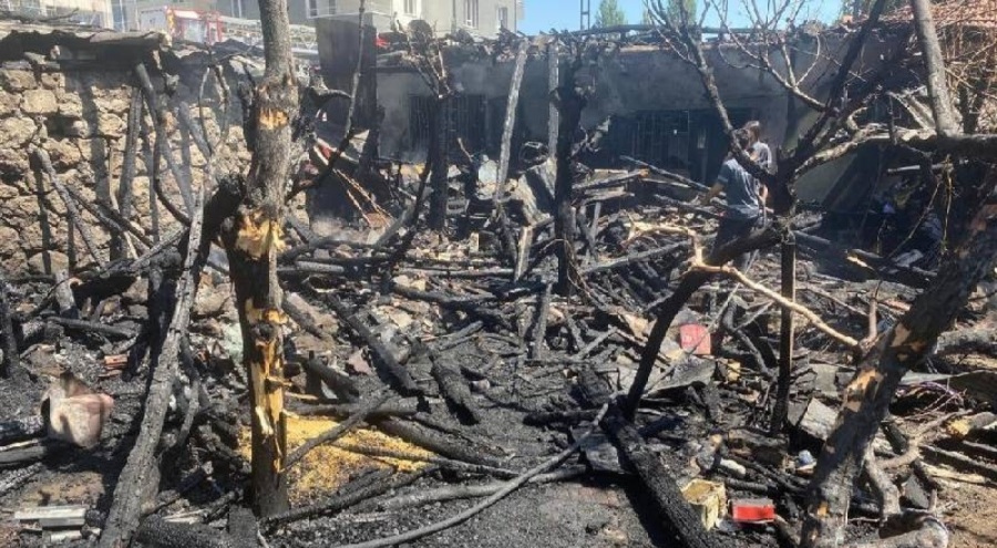 Çocukların attığı torpil, evi yaktı