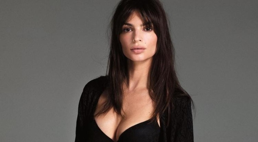 Bikinisiyle halıya uzanan Emrata'dan olay pozlar