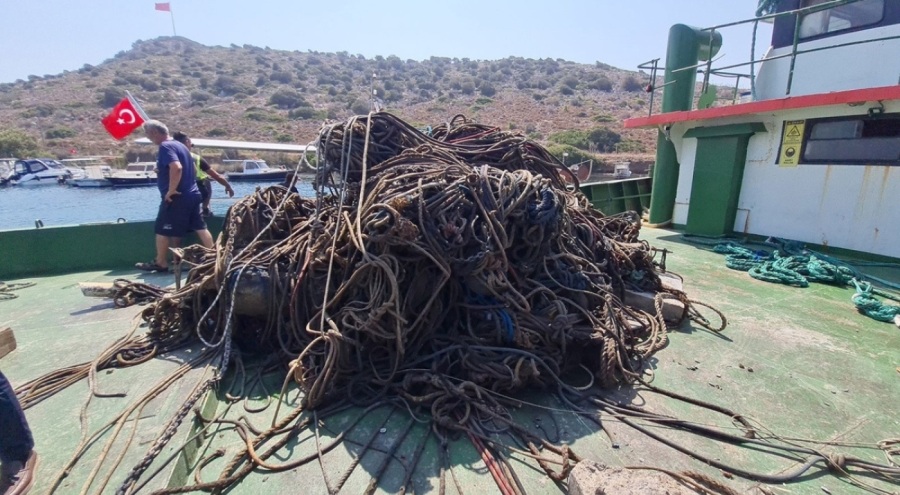 Yasa dışı yollarla deniz dibine yerleştirilen tonlarca tonoz, çapa ve halat çıkarıldı