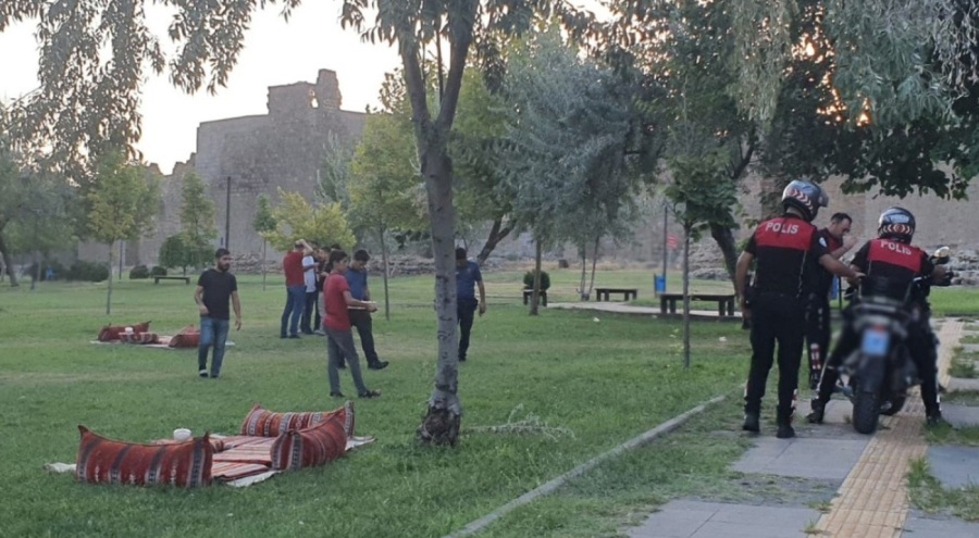 Kafede otururken silahlı saldırıya uğradı