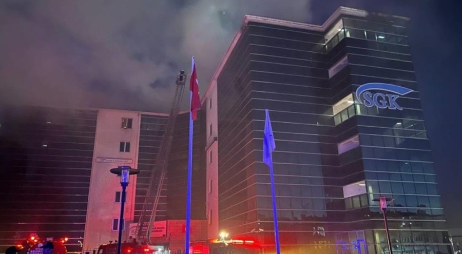 SGK İl Müdürlüğü binasının çatısında yangın çıktı