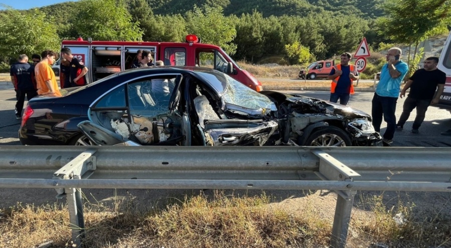 Römorka çarpan otomobildeki yaşlı kadın feci şekilde yaşamını yitirdi