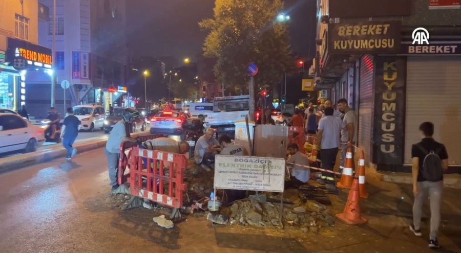 Bağcılar'da trafo patladı: Sokaklar elektriksiz kaldı