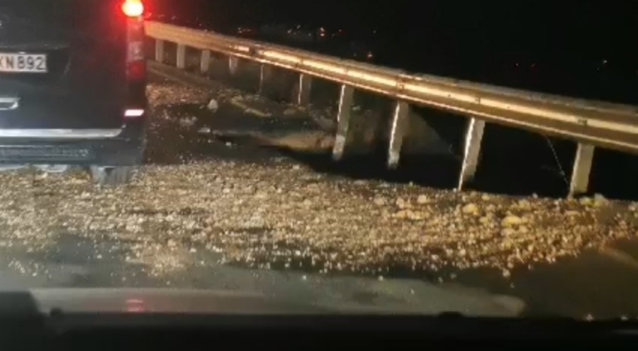 Su isale hattının patlaması sebebiyle yol çöktü