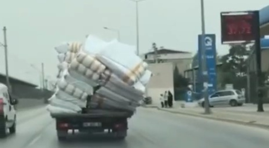 Bursa'da trafikte tehlikeli taşımacılık!