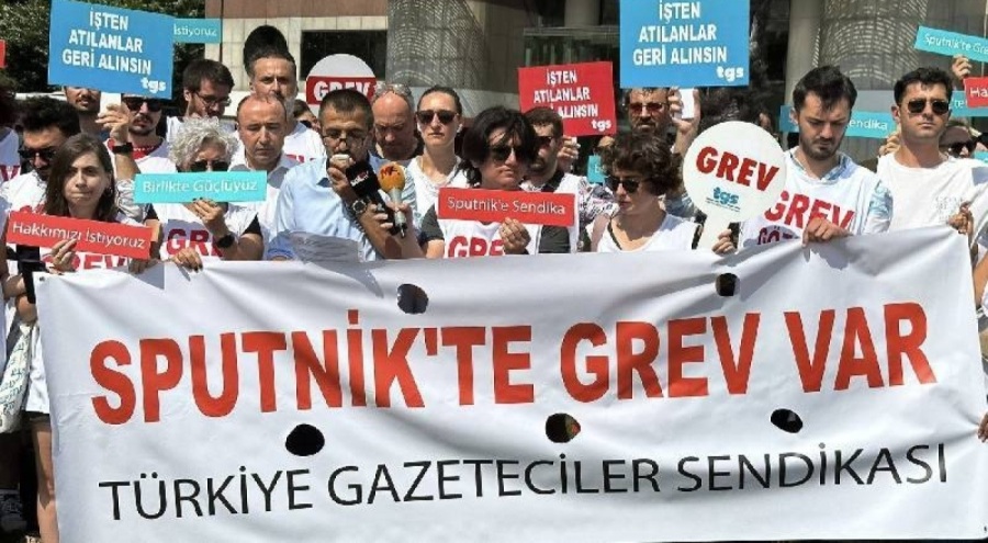 İşten çıkarılan Sputnik çalışanları, pankartlarını ofislerin önüne astı