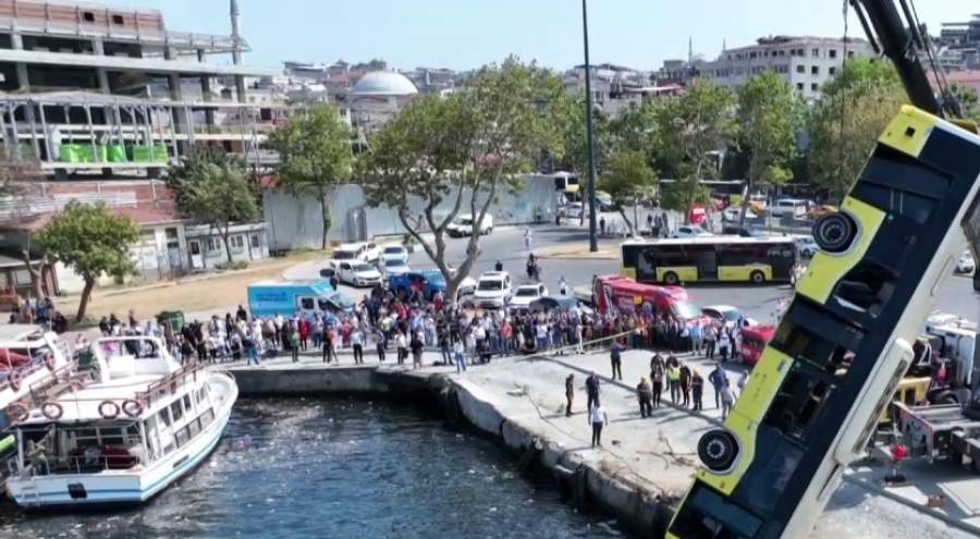6 saat sonunda İETT otobüsü denizden çıkarıldı
