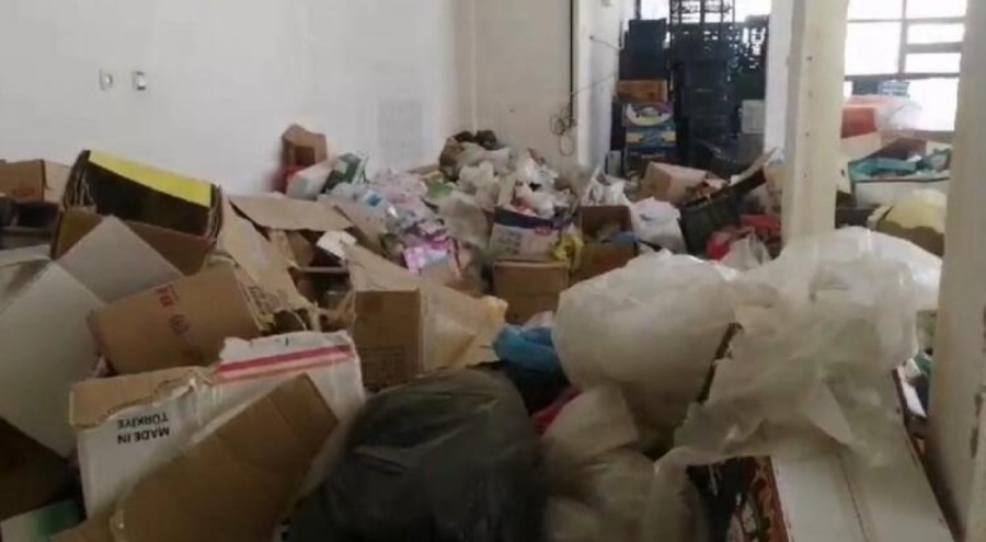 Isparta'da çöp evden 7 kamyon atık çıktı