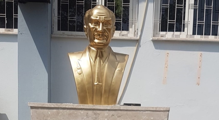 Atatürk büstüne balyozla saldıran kişi tutuklandı!