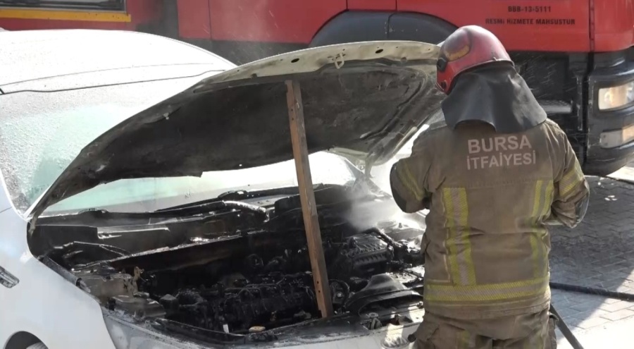 Bursa'da seyir halindeki otomobil yandı