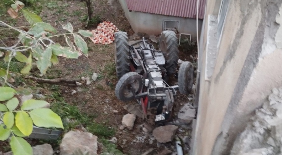 Sivas'ta devrilen traktördeki 2 kişi yaşamını yitirdi