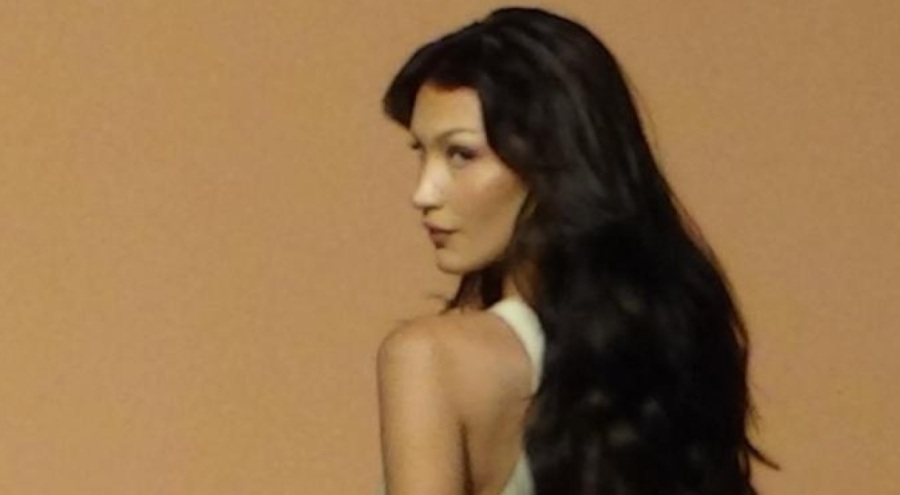 Bella Hadid, sırt dekoltesiyle çok beğenildi