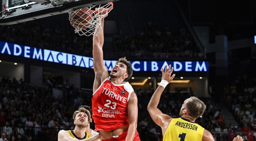 12 Dev Adam'dan galibiyet!