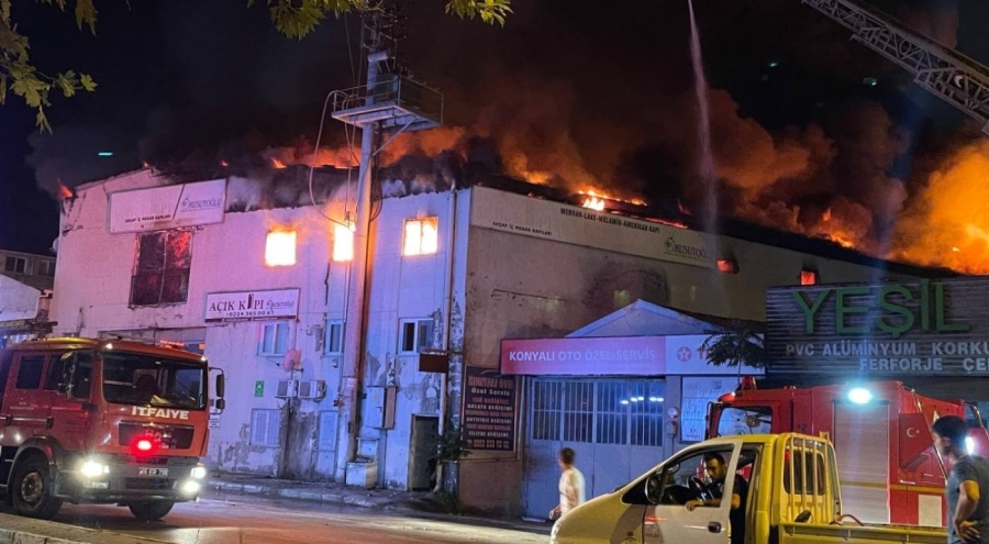 Bursa'da ahşap kapı fabrikasında yangın çıktı!