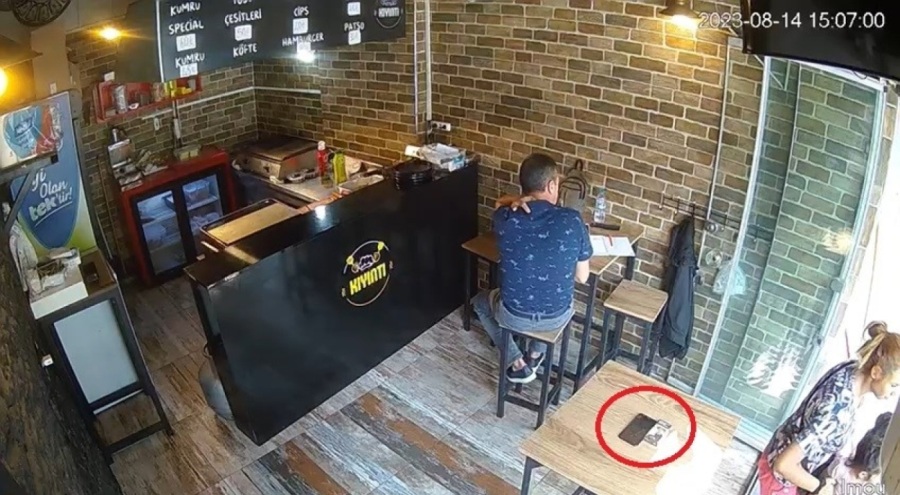 Bursa'da kaşla göz arasında telefon hırsızlığı!