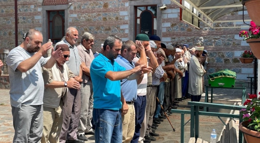 'Kısa mesafe' nedeniyle taksicinin kurbanı olan adam Bursa'da son yolculuğuna uğurlandı!