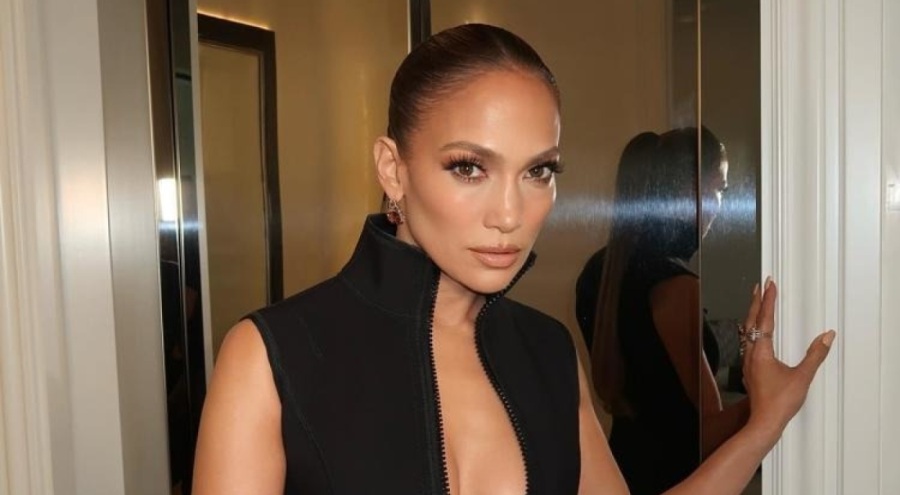 Jennifer Lopez bikinili pozuyla beğenileri topladı