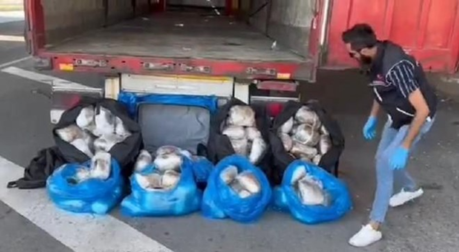 Durdurulan TIR'ın dorsesinde 80 kilo uyuşturucu ele geçirildi