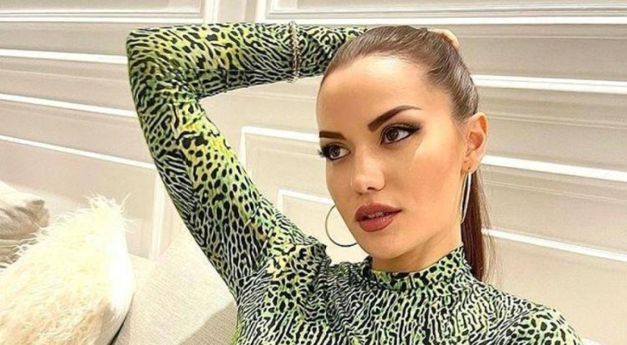 Fahriye Evcen oğluyla tekneden poz paylaştı