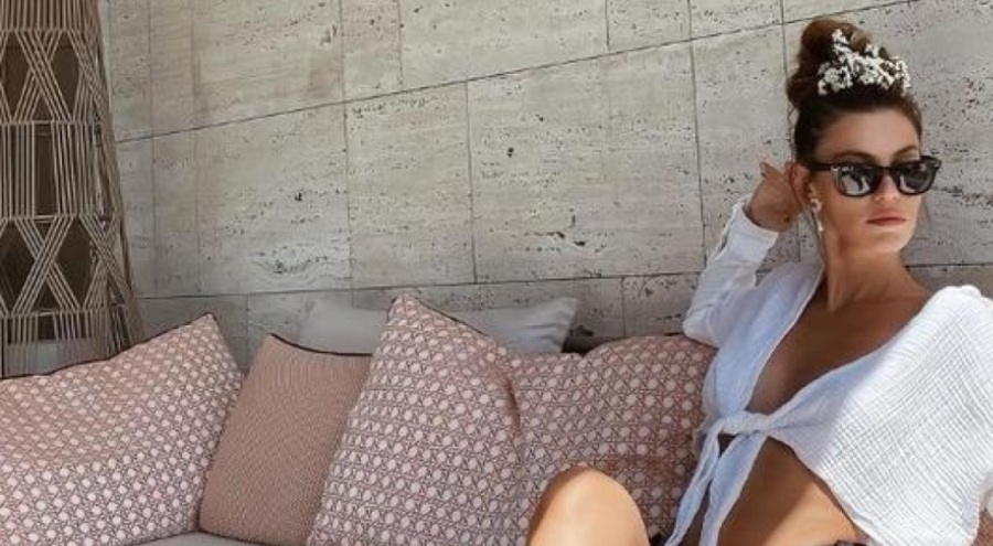 Yüsra Geyik bikinili pozlarıyla olay oldu