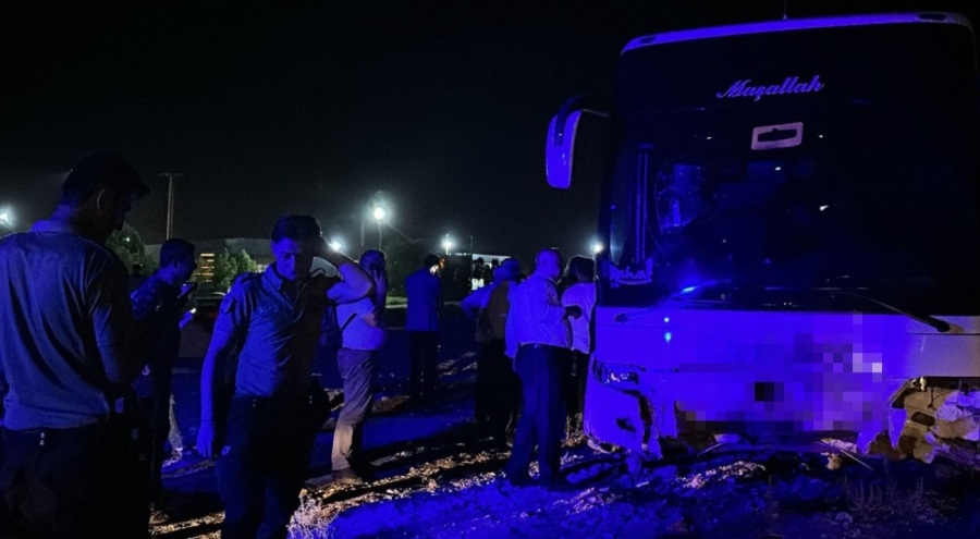 Diyarbakır'da yolcu otobüsü refüje çarptı: yaralılar var!