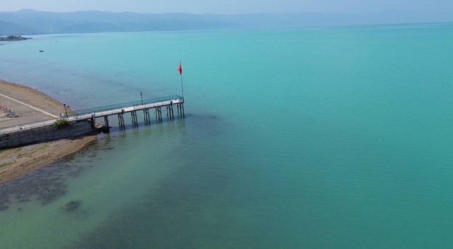 Bursa İznik Gölü'nün rengi turkuaza döndü!