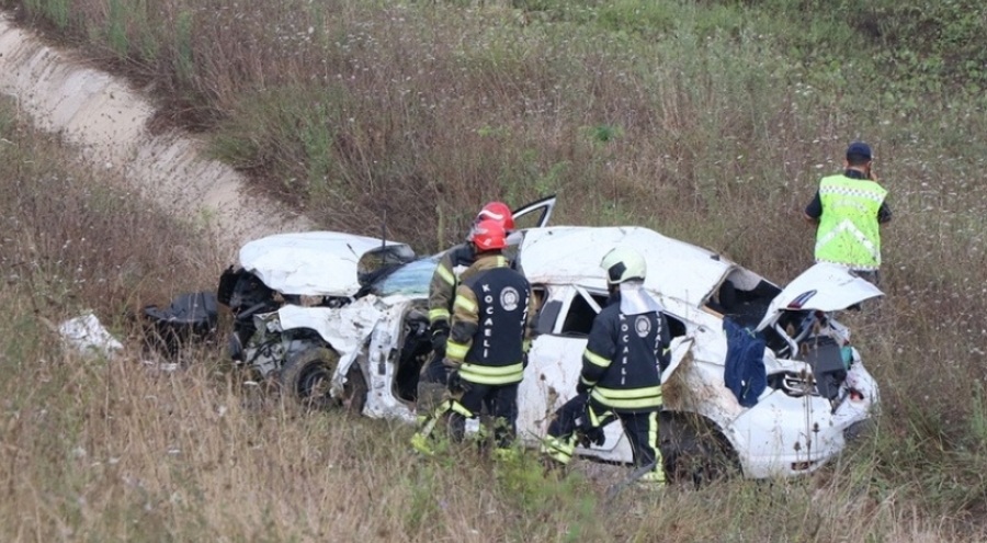 Kuzey Marmara Otoyolu'nda otomobil devrildi: Baba ile oğlu öldü
