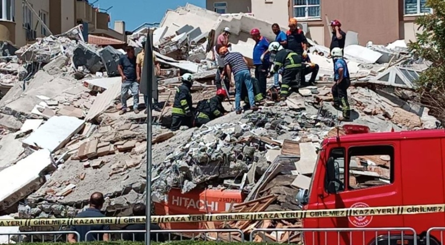 Hasarlı bina kepçe operatörünün üzerine yıkıldı