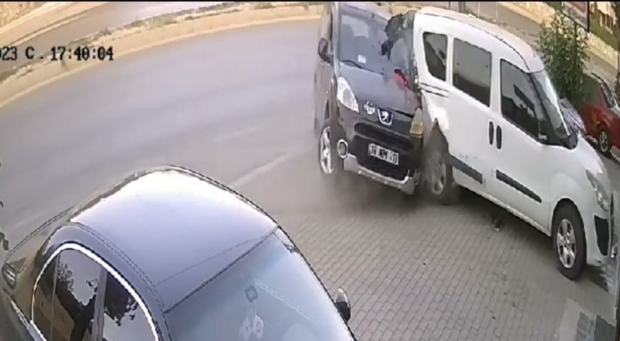 Bursa'da hafif ticari araç, park halindeki araçlara çarptı!