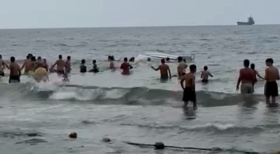 Karadeniz'de gezi teknesi alabora oldu