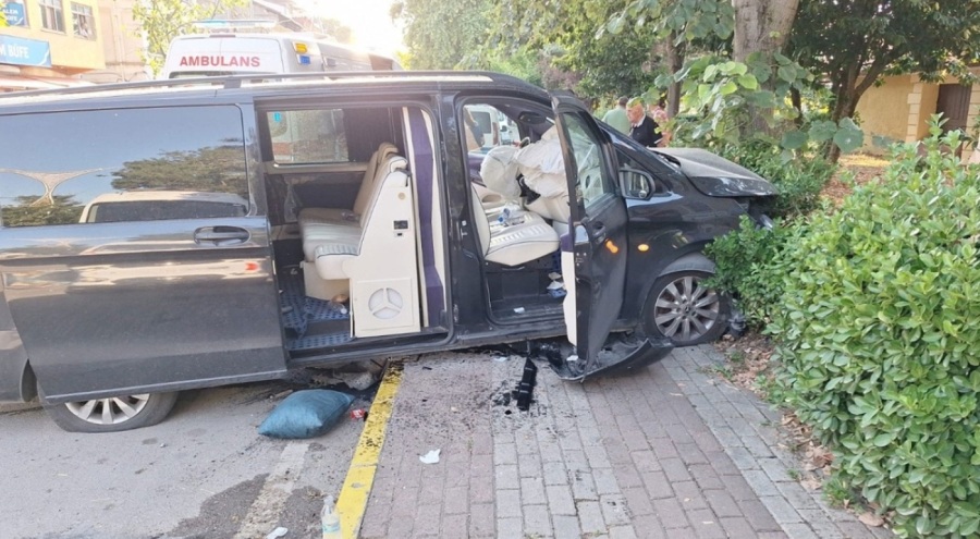 Kocaeli'de tur minibüsü, ağaca çarptı: 5'i turist 6 yaralı