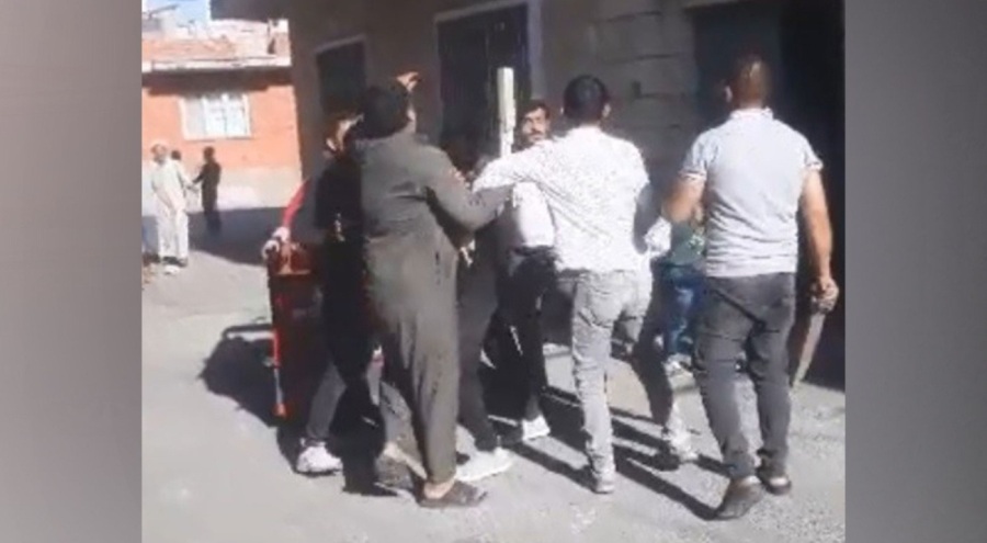 Yabancı uyruklu iki grup, taş ve sopalarla birbirine girdi!